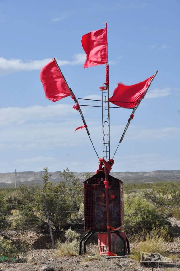 Altar para Gauchito Gil, tradição nas estradas argentinas (entre Gaiman e Los Altares, na Patagônia)